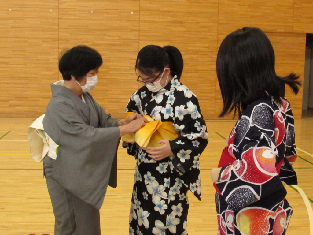 6月3日(木)中学２年生の『浴衣着付け授業』が行われました。