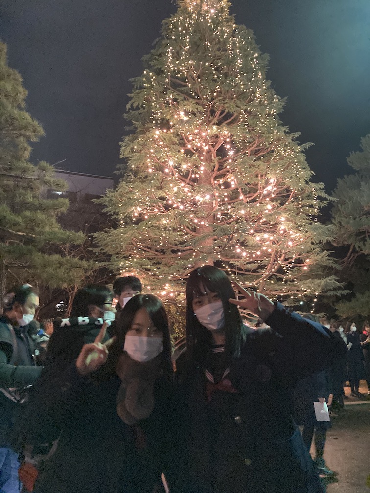 11月24日(水)正門前のクリスマスツリーの点灯式を実施しました