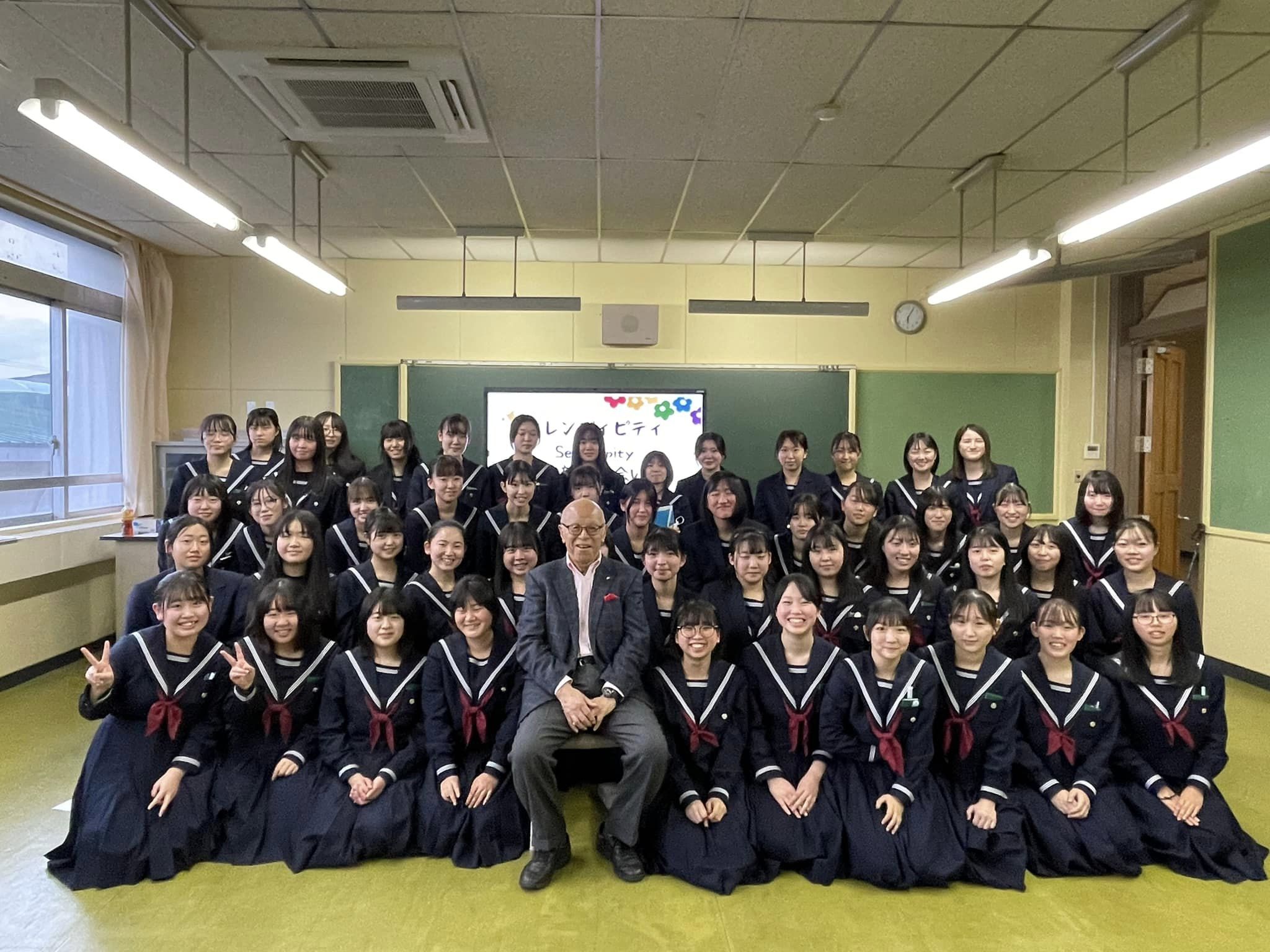 4月18日(火)放課後、岩谷英昭氏を招いて、特別講演会が開催されました。