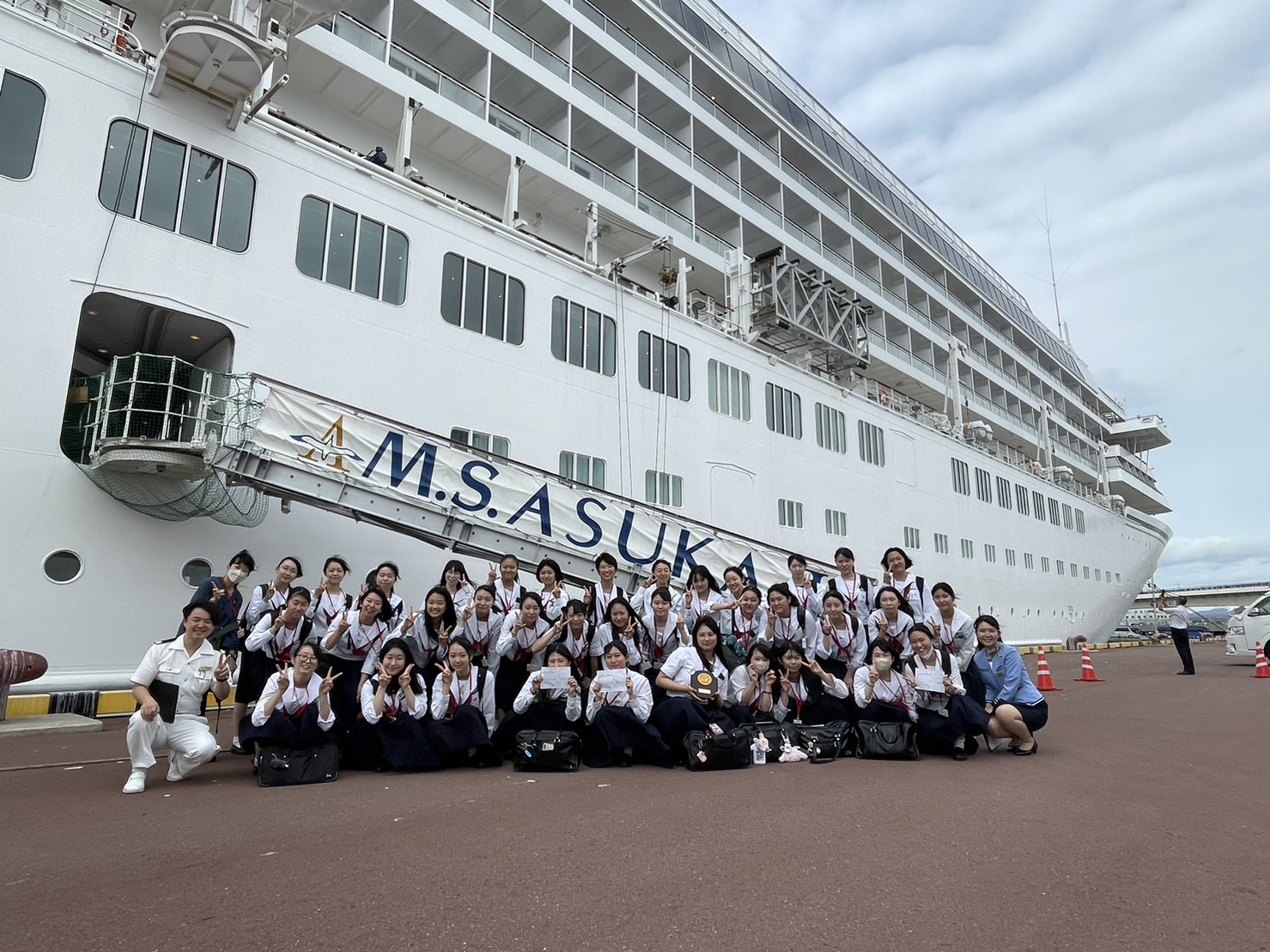 9月20日（水）高校2年生の英語科が招待され、クルーズ船『ASUKAⅡ』の乗船体験と船内見学に参加してきました。