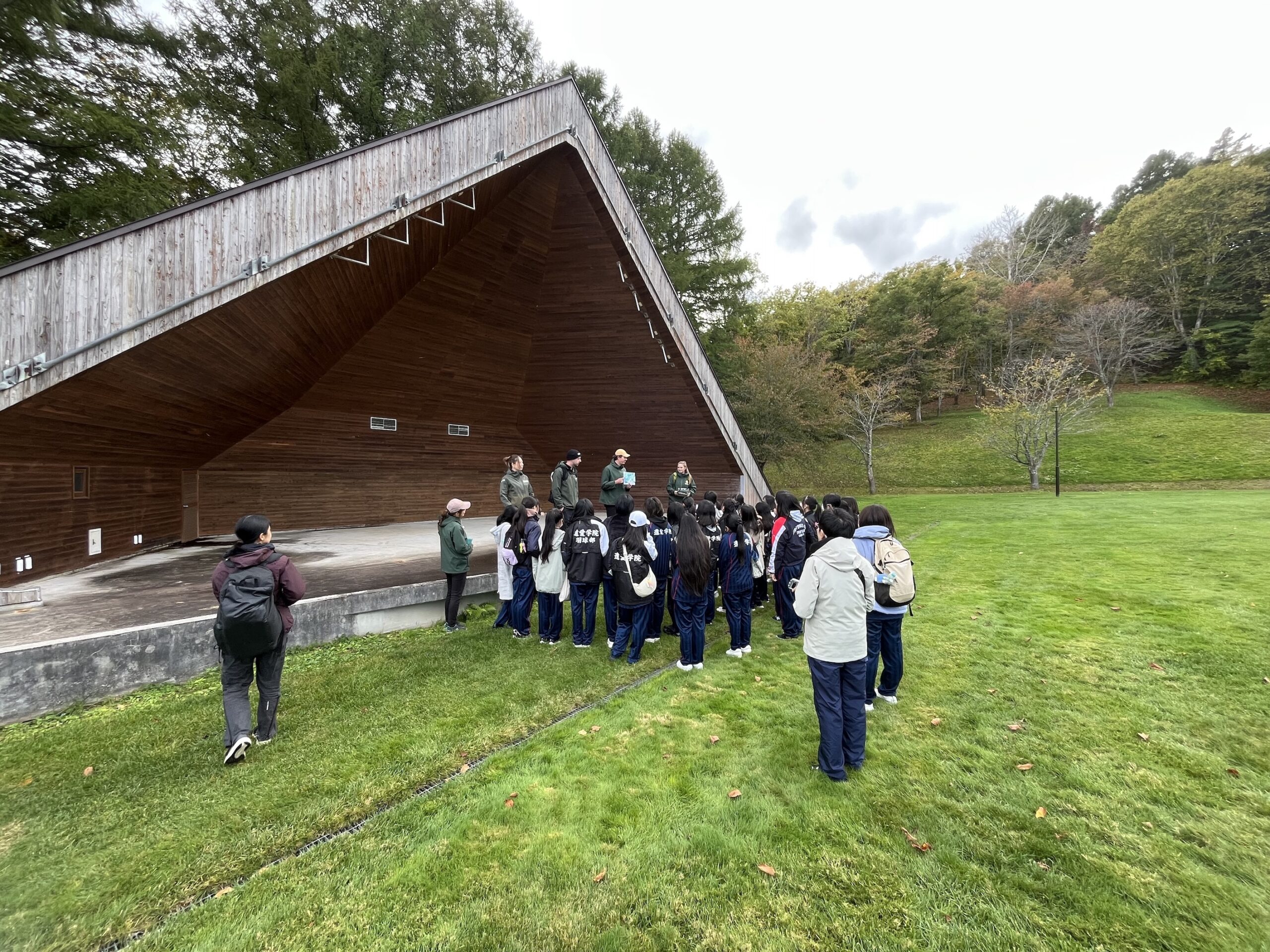 10月8日(水)〜10日(金)遺愛女子中学校2年生が『English Adventure in Niseko』の研修を終了しました!!