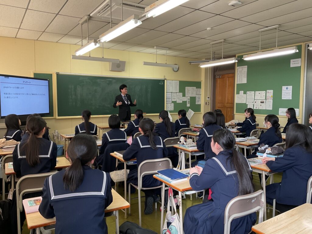 3月3日(火)JST（科学技術振興機構）理系進路選択支援プログラム事業の一環として、室蘭工業大学の岡田昌樹先生による出前授業が行われました。